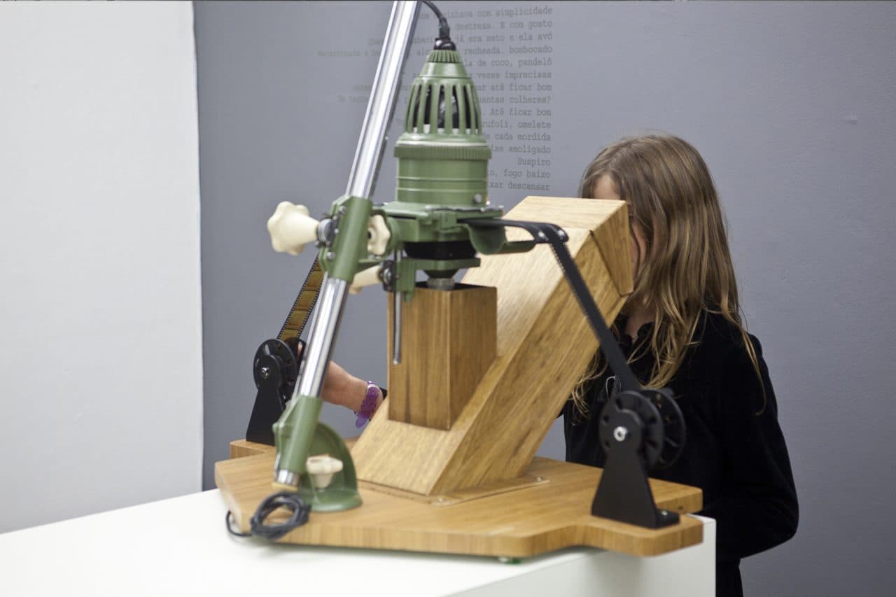 Episódios, 2011, 80x80x65cm, 35mm film, photo enlarger, cranks, mirror, scrubbed glass, wood